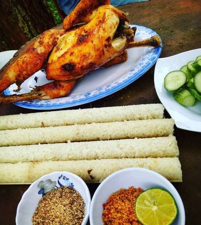 Cơm lam và thịt gà nướng Măng Đen là đặc sản nổi tiếng của vùng. Ảnh: vien_travel_tips