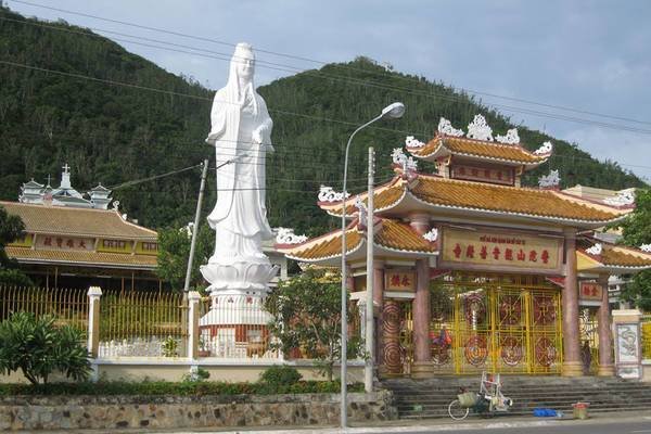 Chùa Quan Thế Âm Bồ Tát nhìn từ bên ngoài.