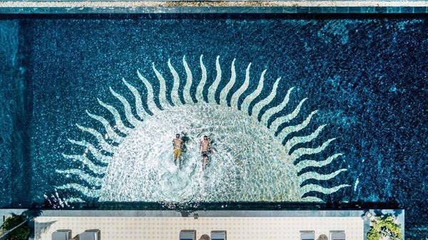 Ảnh: Away We Wow